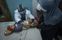 Niños palestinos reciben vacunas pentavalentes en Rafah, Franja de Gaza, el martes 2 de enero de 2024.
