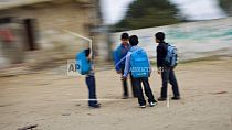 Bambini a Gaza con gli zainetti della scuola. Dal 7 ottobre a Gaza sono state danneggiate 153 edifici scolastici secondo l'Onu
