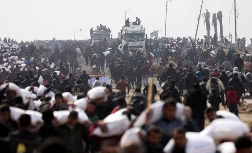 Palesztin tömeg a rafahi átkelőnél