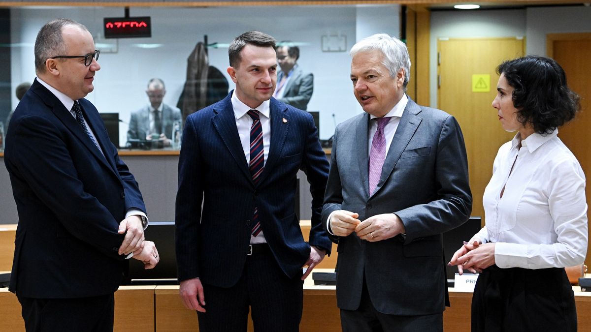 O Ministro da Justiça polaco, Adam Bodnar (à esquerda), apresentou na terça-feira um "plano de ação" para retirar o seu país do procedimento previsto no artigo 7º.