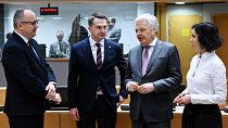 Le ministre polonais de la justice, Adam Bodnar (à gauche), a présenté mardi un "plan d'action" visant à sortir son pays de la procédure de l'article 7.