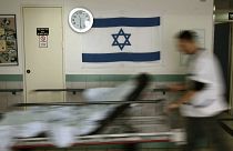 ممرضة إسرائيلية تدفع نقالة في مركز برزيلاي الطبي 