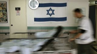 ممرضة إسرائيلية تدفع نقالة في مركز برزيلاي الطبي 