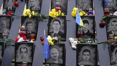 Der ukrainische Präsident Wolodymyr Selenskyj und seine Frau, Olena Selenska, haben die Aktivisten geehrt, die zwischen 2013 und 2014 bei den Maidan-Protesten getötet wurden.