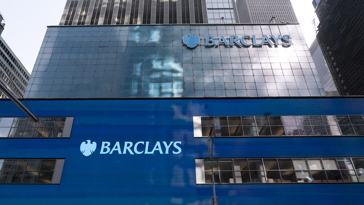 Акциите на Barclays се повишават, след като банката разкрива планове за намаляване на разходите и обратно изкупуване
