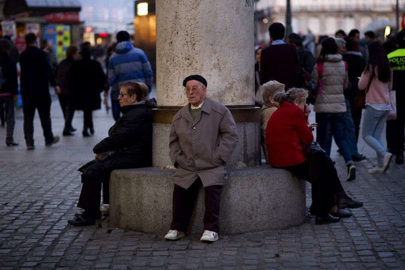 ILLUSZTRÁCIÓ: nyugdíjasok a Puerta del Sol téren, 2014. március 13-án