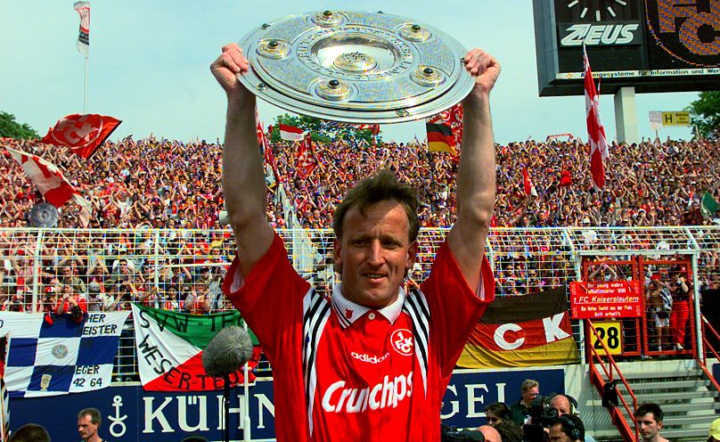 Andreas Brehme bekommt den Pokal im Stadion des HSV in seiner Heimatstadt Hamburg