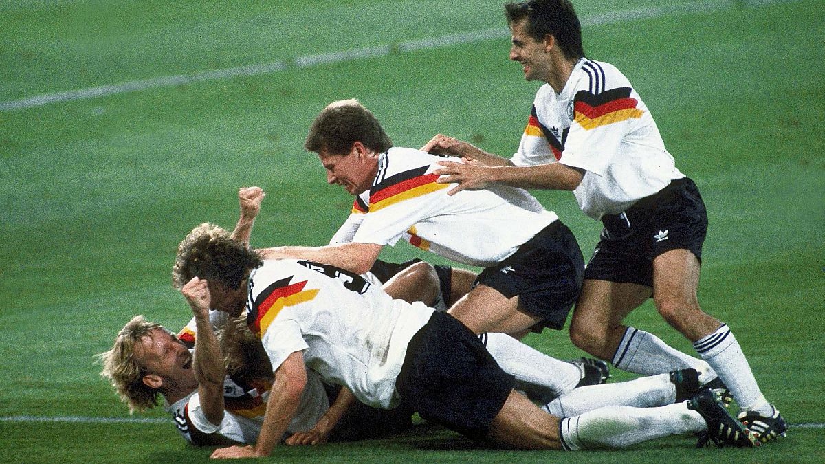 I giocatori della Germania festeggiano Andreas Brehme, a sinistra a terra, dopo il gol vittoria nella finale della Coppa del Mondo di calcio in Italia del  1990