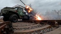 Eine Rakete wird von Grad-Raketenwerfern der russischen Armee auf einen nicht genannten Ort in der Ukraine abgefeuert.
