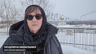 En esta foto tomada del vídeo proporcionado por el equipo Navalni el martes 20 de febrero de 2024, la madre del líder de la oposición rusa Alexei Navalny, Lyudmila Navalnaia, 