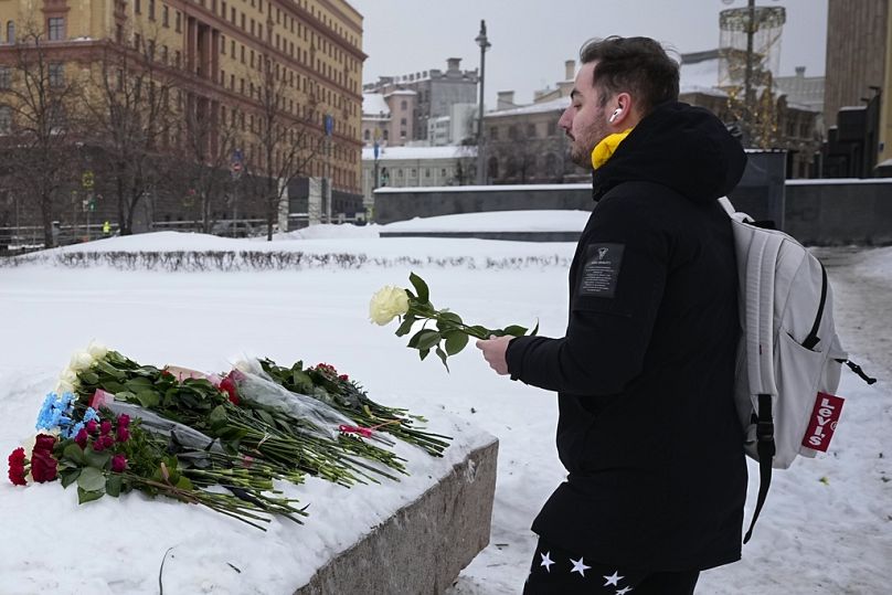 Rund 400 Menschen in ganz Russland wurden festgenommen, weil sie versuchten, mit Blumen und Kerzen den ehemaligen Oppositionellen zu gedenken,