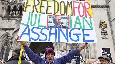 Акция в поддержку Джулиана Ассанжа у здания Королевского суда в Лондоне