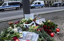 A megemlékezés virágai és gyertyái a berlini orosz nagykövetség épülete előtt