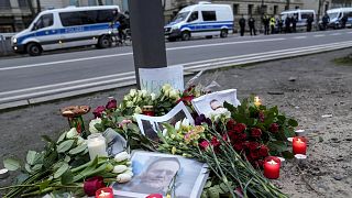 A megemlékezés virágai és gyertyái a berlini orosz nagykövetség épülete előtt