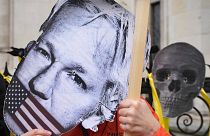 Un manifestante sostiene una máscara de Julian Assange frente a los Tribunales Reales de Justicia en Londres, el martes 20 de febrero de 2024.