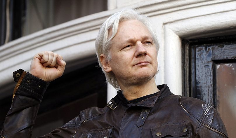Julian Assange saluda a simpatizantes frente a la embajada ecuatoriana en Londres, el 19 de mayo de 2017.