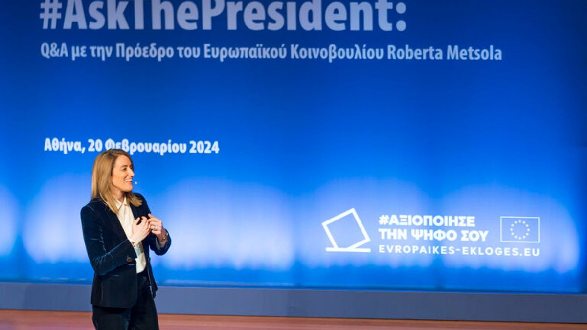 Η Ρομπέρτα Μέτσολα μιλάει σε νέους στην Αθήνα