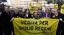 Los padres de Giulio Regeni sostienen un cartel con el lema "Verdad para Giulio Regeni" este martes en Roma