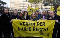 Los padres de Giulio Regeni sostienen un cartel con el lema "Verdad para Giulio Regeni" este martes en Roma