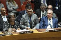 Linda Thomas-Greenfield, az Egyesült Államok ENSZ-nagykövete (balra) az ENSZ Biztonsági Tanácsának ülésén 2024. február 20-án