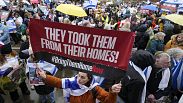 Familiares de reféns israelitas manifestam-se junto ao Tribunal Penal Internacional em Haia, Holanda, quarta-feira, 14 de fevereiro de 2024.