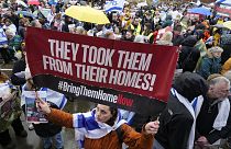 Des familles d'otages israéliens manifestent près du Tribunal pénal international à La Haye, Pays-Bas, mercredi 14 février 2024.