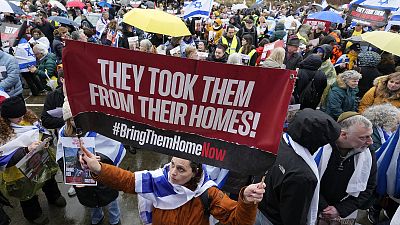 Familiares de reféns israelitas manifestam-se junto ao Tribunal Penal Internacional em Haia, Holanda, quarta-feira, 14 de fevereiro de 2024.