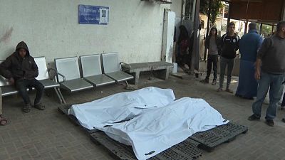 فات الجثتين في مستشفى أبو يوسف النجار.   