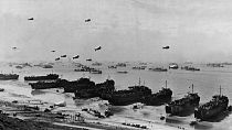 L'area di sbarco di Omaha Beach il 6 giugno del 1944: un imponente assembramento di navi mentre gli arei degli Alleati scaricano rifornimenti sulla spiaggia per i militari