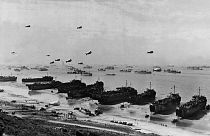 L'area di sbarco di Omaha Beach il 6 giugno del 1944: un imponente assembramento di navi mentre gli arei degli Alleati scaricano rifornimenti sulla spiaggia per i militari