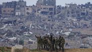 عناصر من الجيش الإسرائيلي يلتقطون صورة سيلفي ومن خلفهم الدمار في غزة 