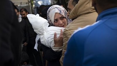 فلسطينيون ينعون أقاربهم الذين قتلوا في غارة إسرائيلية في مشرحة مستشفى في رفح