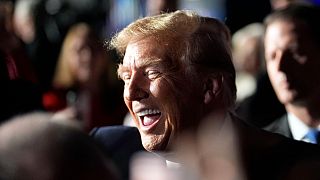 O ex-Presidente Donald Trump, candidato presidencial republicano, cumprimenta as pessoas após uma reunião do canal Fox News na terça-feira, 20 de fevereiro de 2024.