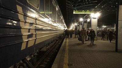 Ucranianos viajam para fora do país de comboio para visitar familiares que fugiram do país quando a guerra começou