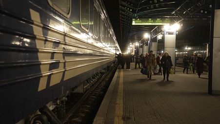 Imagen de un grupo de pasajeros en una estación de tren en Ucrania.