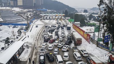 الثلوج تعيق تقدم السيارات على طريق وسط محافظة هونان في الصين. 2024/02/06