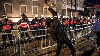 Jobboldali tüntetők kövekkel dobálják meg a rendőröket a tiranai tüntetésen 