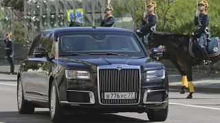 الرئيس الروسي فلاديمير بوتين يجلس في سيارته الليموزين أثناء عرض عسكري في ساحة الكرملين