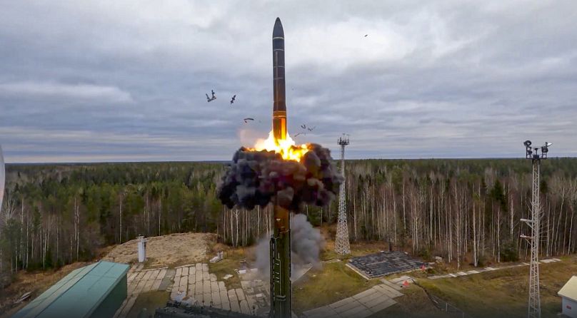 Un missile balistique intercontinental Yars est testé dans le cadre d'un exercice nucléaire russe à Plesetsk, dans le nord-ouest de la Russie.