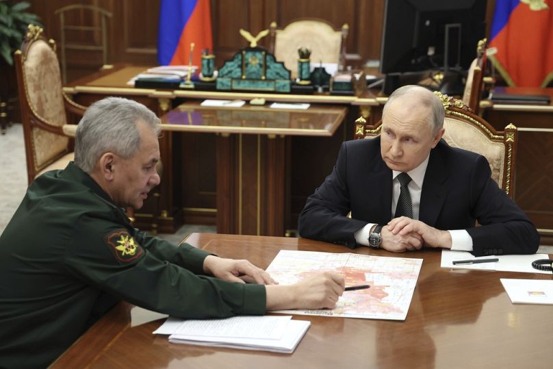 Schoigu teilte Wladimir Putin mit, dass seine Streitkräfte die Kontrolle über das Dorf Krynki übernommen hätten.