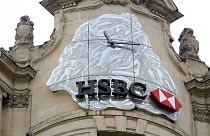 Το λογότυπο της βρετανικής τράπεζας HSBC είναι ορατό στην πρόσοψη των κεντρικών γραφείων της HSBC France στα Ηλύσια Πεδία στο Παρίσι, Δευτέρα 9 Φεβρουαρίου 2015.