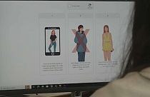 Una mujer ante el ordenador realizando una búsqueda en Internet para detectar aplicaciones para crear desnudos a través de imágenes de seres humanos.