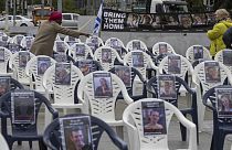 Egy-egy elhurcolt izraeli túszt jelképező székek Genfben az ENSZ épületénél 2023. október 26-án