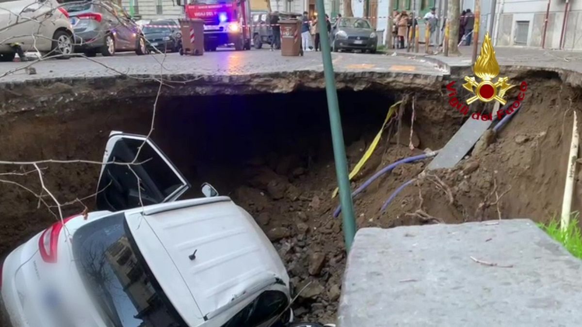 Huge sinkhole in Naples swallows two cars thumbnail
