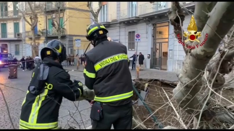Die italienischen Feuerwehrleute konnten die Insassen retten.