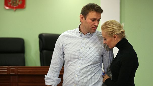 یولیا ناوالنایا در کنار همسرش آلکسی ناوالنی در دادگاه شهر کیروف به تاریخ ۱۶ اکتبر ۲۰۱۳