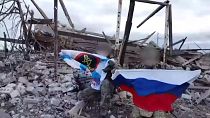 صورة مأخوذة من مقطع فيديو لجنديان روسيان يزعم أنهما في قرية كرينكي الأوكرانية