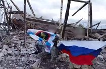 صورة مأخوذة من مقطع فيديو لجنديان روسيان يزعم أنهما في قرية كرينكي الأوكرانية