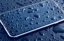 Apple рекомендует не класть промокшие смартфоны в рис