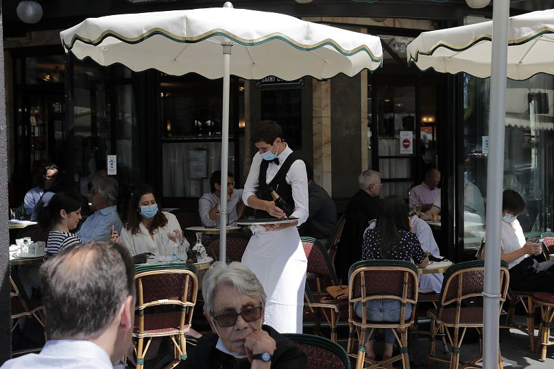 Des personnes sont assises à la terrasse du Café de Flore à Paris, mardi 2 juin 2020.